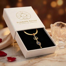 Charger l'image dans la galerie, Gold necklace in an open jewelry box with 'Pendants Bazaar' branding, surrounded by rose petals and a glass vase.