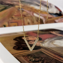 Load image into Gallery viewer, The V-necklace
