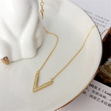 Load image into Gallery viewer, The V-necklace