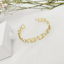 Charger l&#39;image dans la galerie, Letters Bangle (D1)
