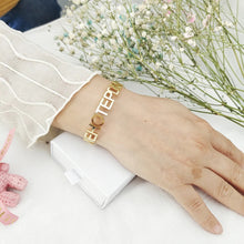 Charger l&#39;image dans la galerie, Letters Bangle (D1)
