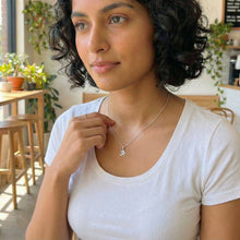 Charger l'image dans la galerie, OM Necklace (Minimal)

