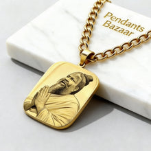 Charger l'image dans la galerie, Gold pendant with engraved design on a white surface with 'Pendants Bazaar' branding.
